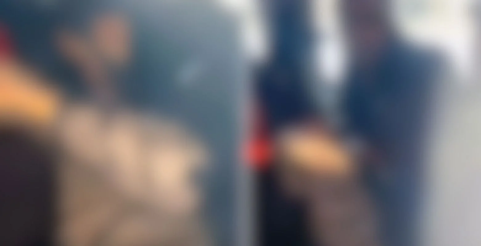 Arabada uygunsuz şekilde yakalanan çift yaşlı kadının hışmına uğradı!