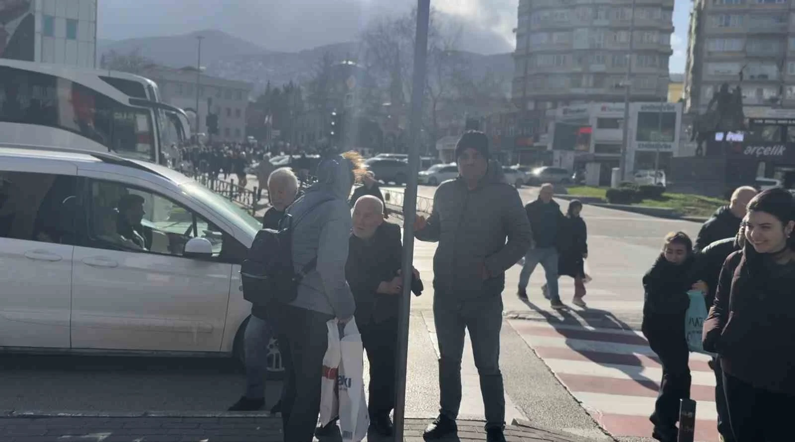 Bursa’da lodos zor anlar yaşattı: trafik lambasına tutundular