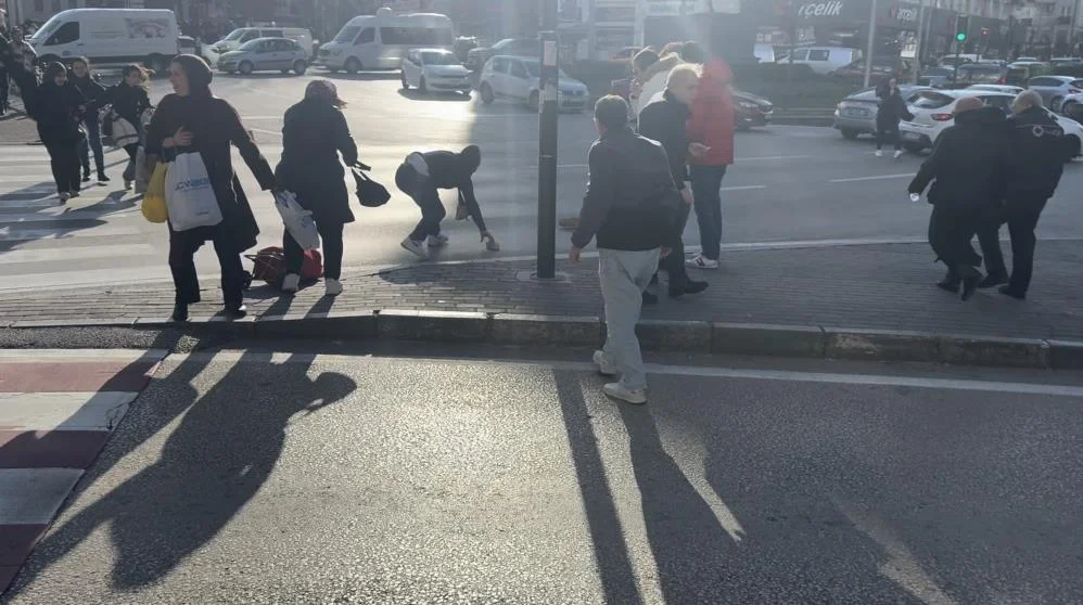 Kentte böylesi görülmedi! Direklere tutundular
