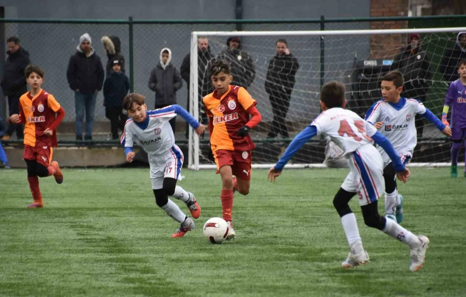 Geleceğin yıldız futbolcu adayları Balıkesir’de sahne aldı