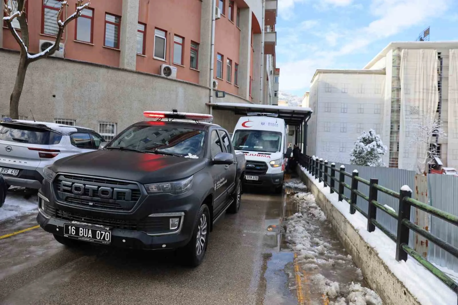 Kardan yolu kapanan hastaya büyükşehir ekipleri yetişti