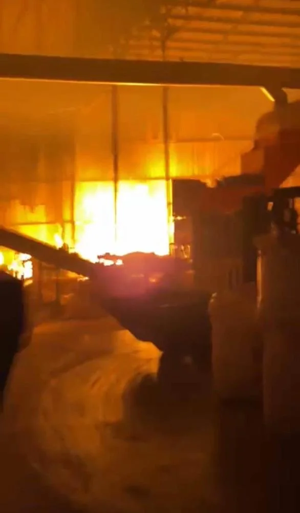 Peş peşe iki fabrika alevlere teslim oldu