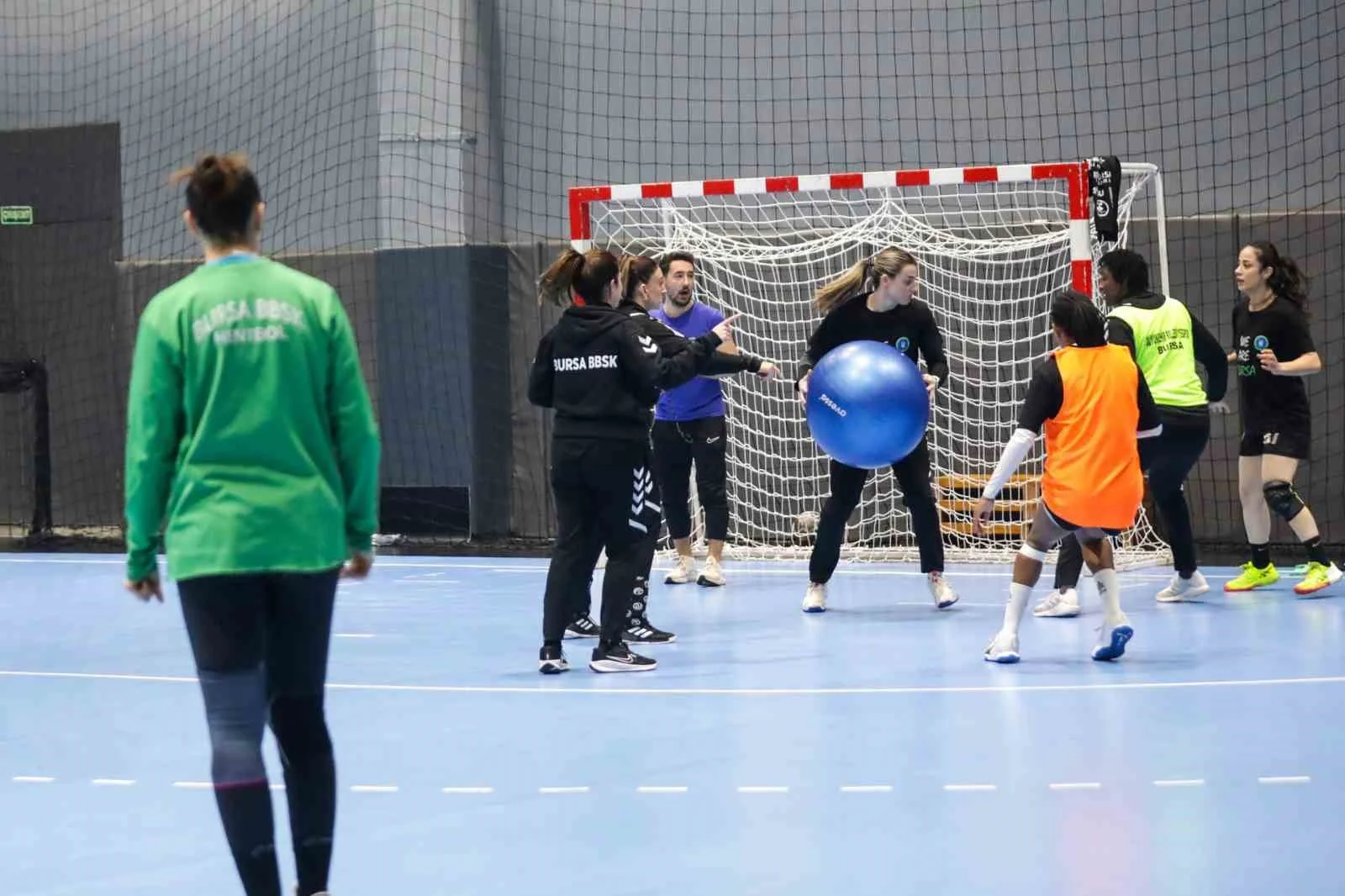 Bursa Büyükşehir Hentbol Takımı ligde ve Avrupa’da başarılı gidişatını sürdürüyor