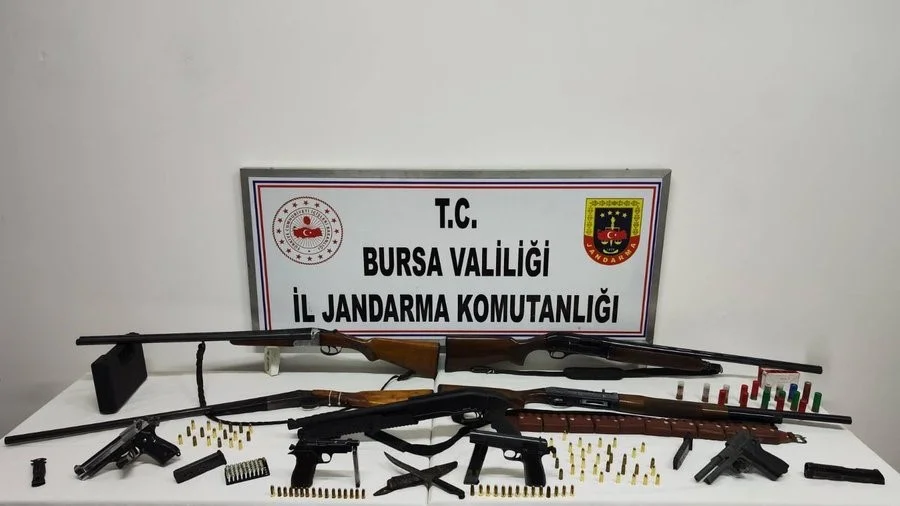 Bursa’da ruhsatsız silah operasyonu... Çok sayıda silah ve mühimmat ele geçirildi