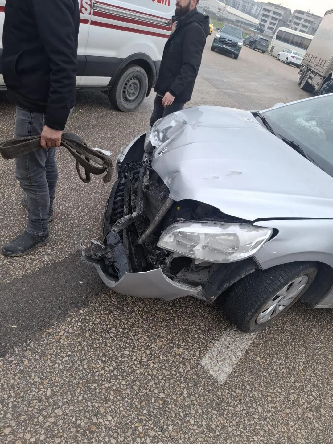 Çöp kamyonuyla arkadan gelen otomobilin arasına sıkışan işçi hayatını kaybetti