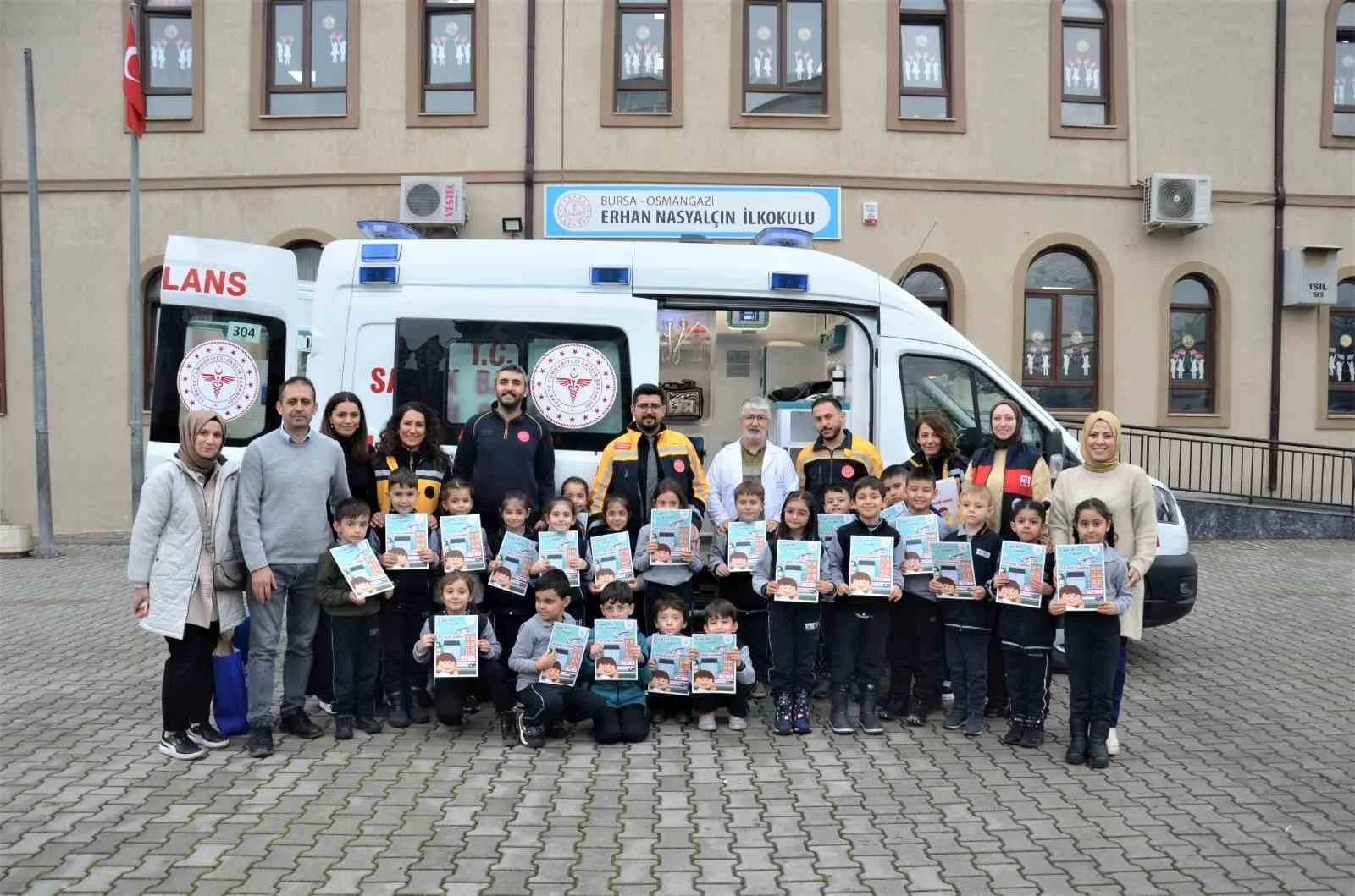 112’den minik Yağmur ve arkadaşlarına karne hediyesi