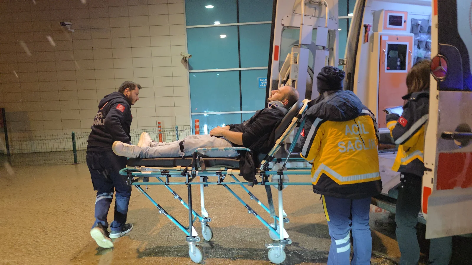 Talihsiz genç gözünü hastanede açtı