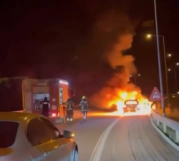 Seyir halindeki otomobil alev topuna döndü: Aracının yanışını çaresizce izledi