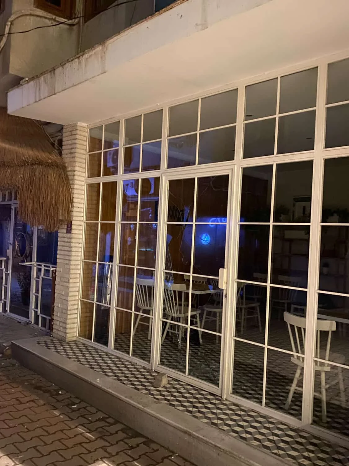 İnegöl’de iş yerine kaldırım taşıyla saldırı