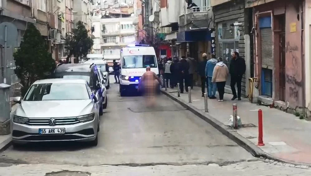 Kimseyi umursamadı, çırılçıplak caddede dolaştı!