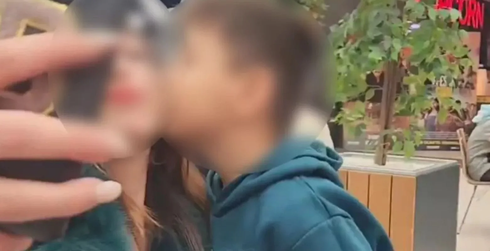 Tik-Tok'ta büyük skandal! Öğrencisini defalarca dudağından öptü