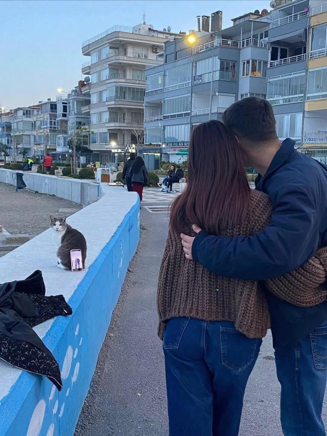 Bursa sahilinde ilginç fotoğraf çözümü: Tripod yerine kedi kullandılar