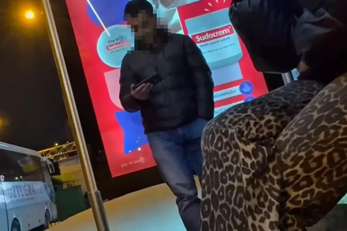 Otobüs durağında skandal görüntü!