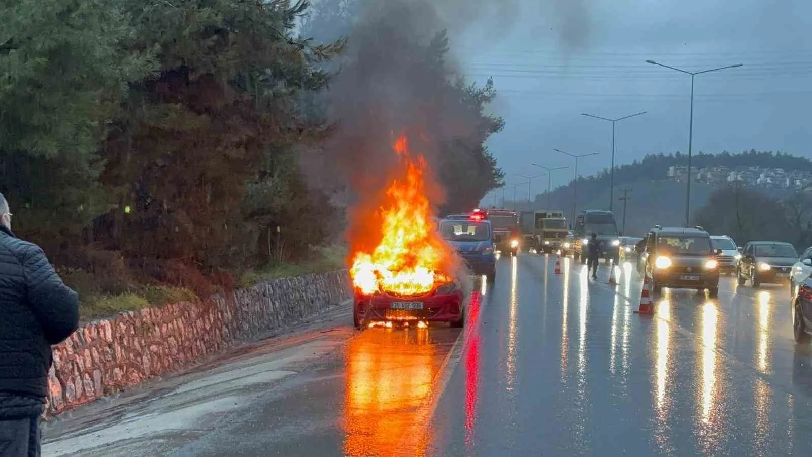 Motor arızası veren otomobil alev alev yandı