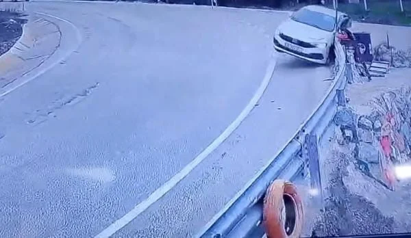 Uludağ yolunda kontrolden çıkan araç bariyerlere çarptı
