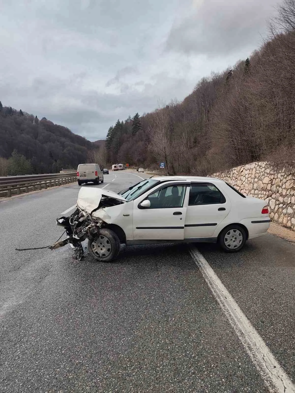 Bursa’da otomobil bariyerlere çarptı: 3 yaralı