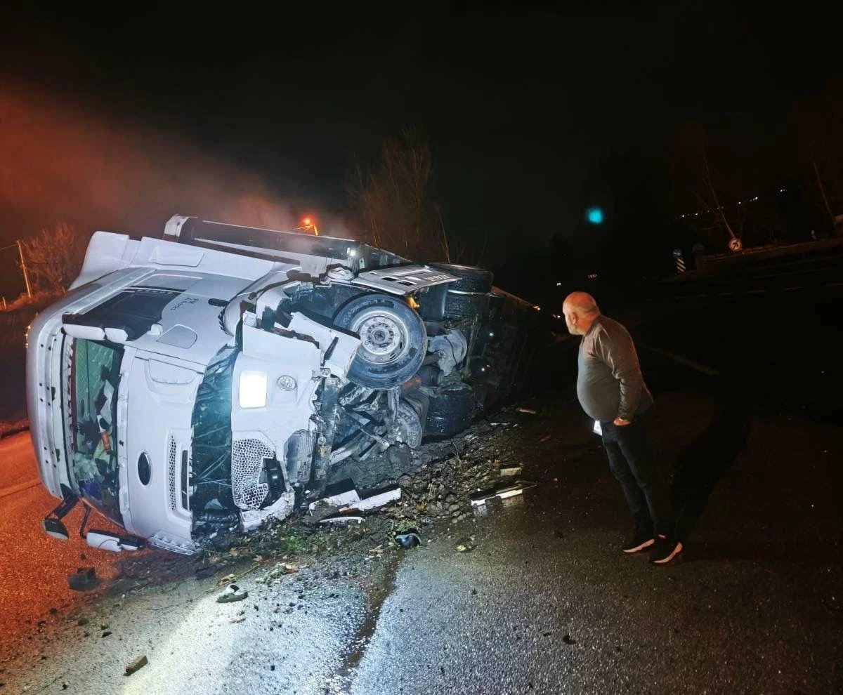 İnegöl’de yağmur suyu kanalına düşen tır devrildi