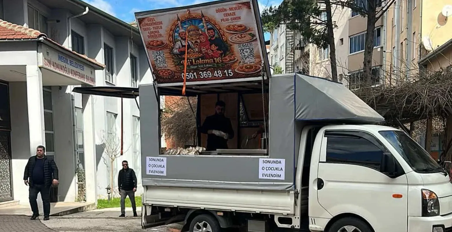 İnegöl’de aşık olduğu erkekle evlenen kadın lokma dağıttı