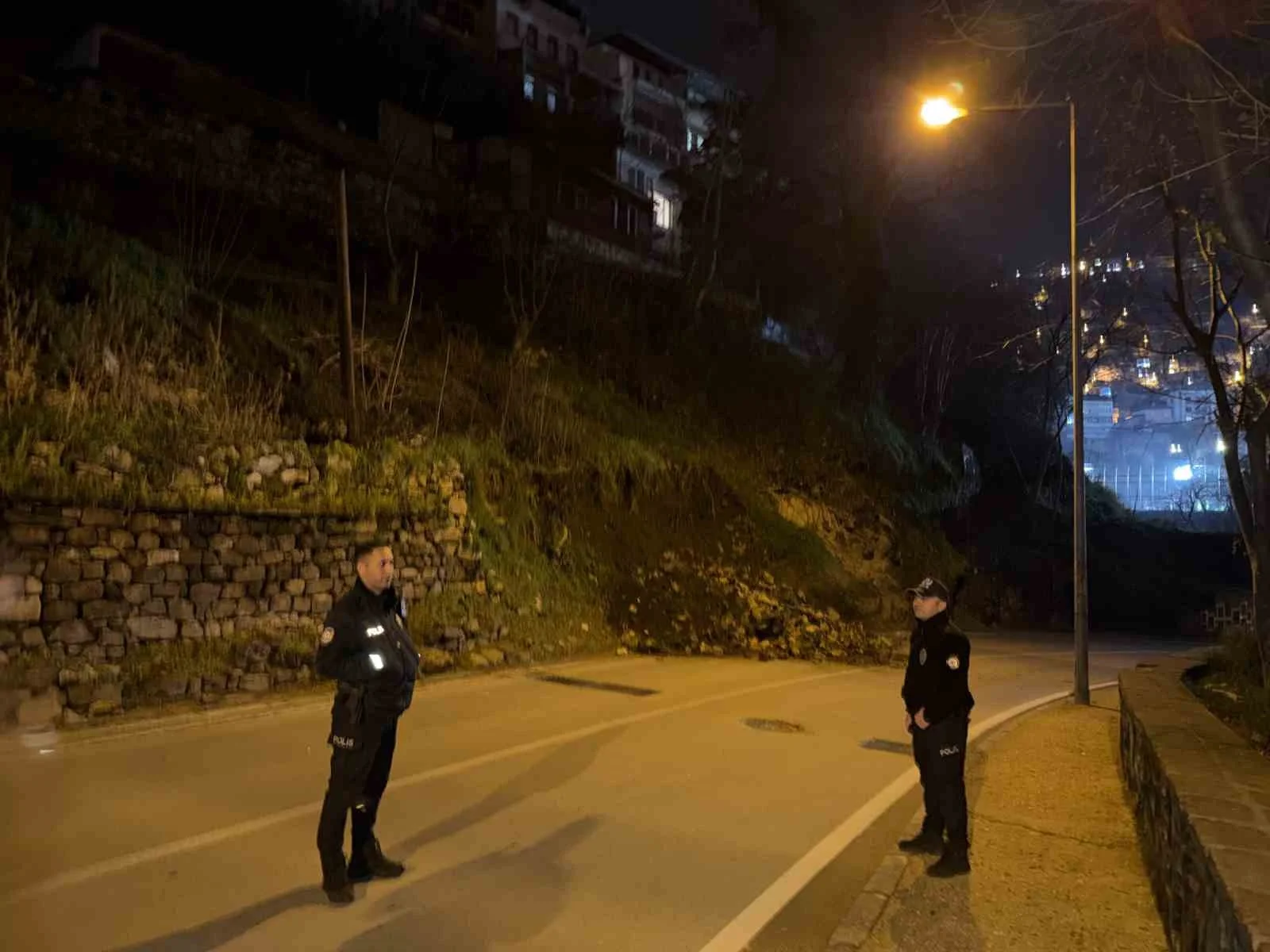 Bursa’da heyelan: Yol ulaşıma kapandı