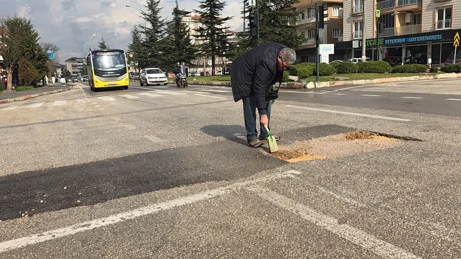 İnegöl’de Açık Bırakılan Çukur Kendi İmkanları İle Kapattı