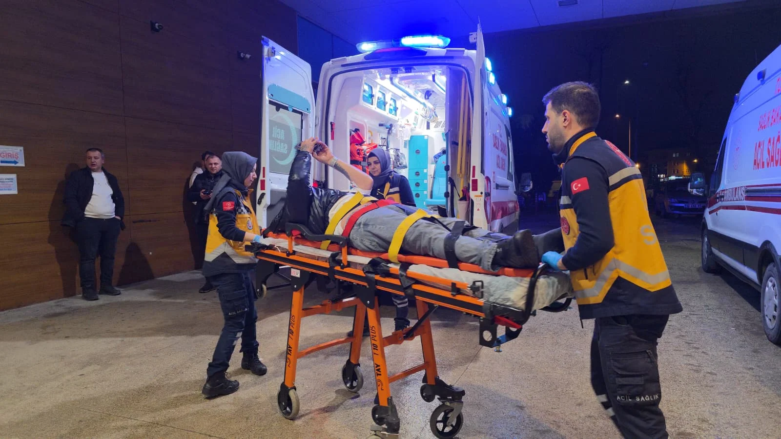 Yolun karşısına geçmek isterken gözünü hastanede açtı