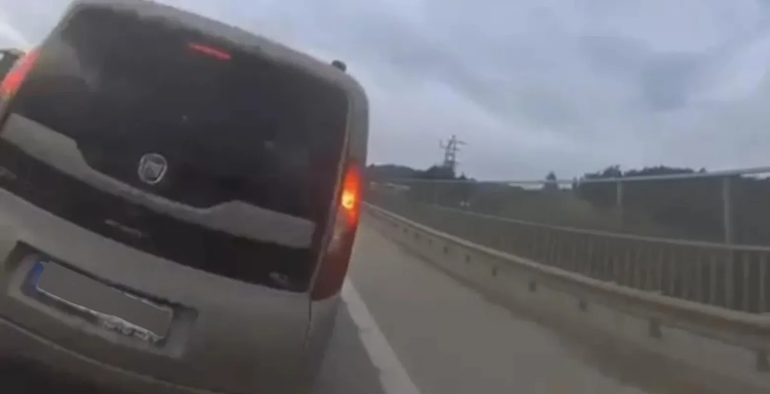 Motosiklet sürücüsü arka camdan içeri girdi!