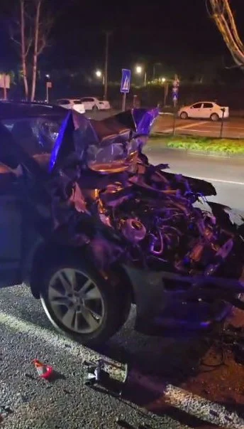 Korkutan çarpışmada araç hurdaya döndü