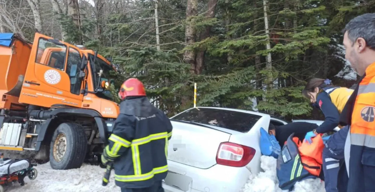 Feci kazada araçta sıkıştılar