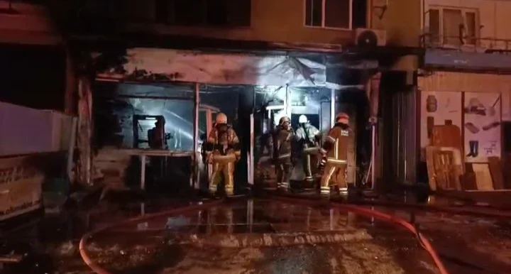 Korkutan yangından ekmek teknesi küle döndü! 2 kişi dumandan etkilendi