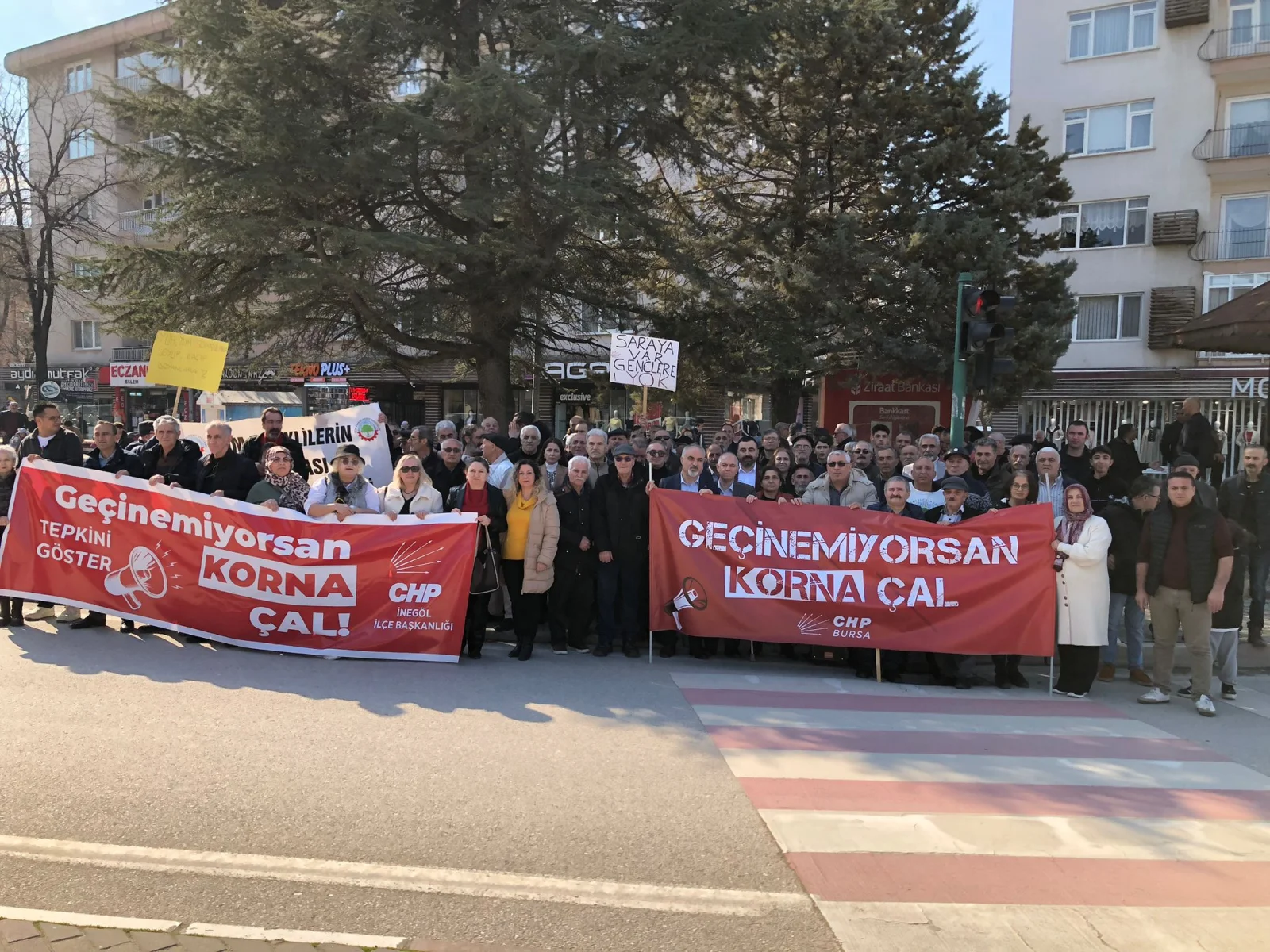 CHP İnegöl’den “Geçinemiyoruz” Eylemi