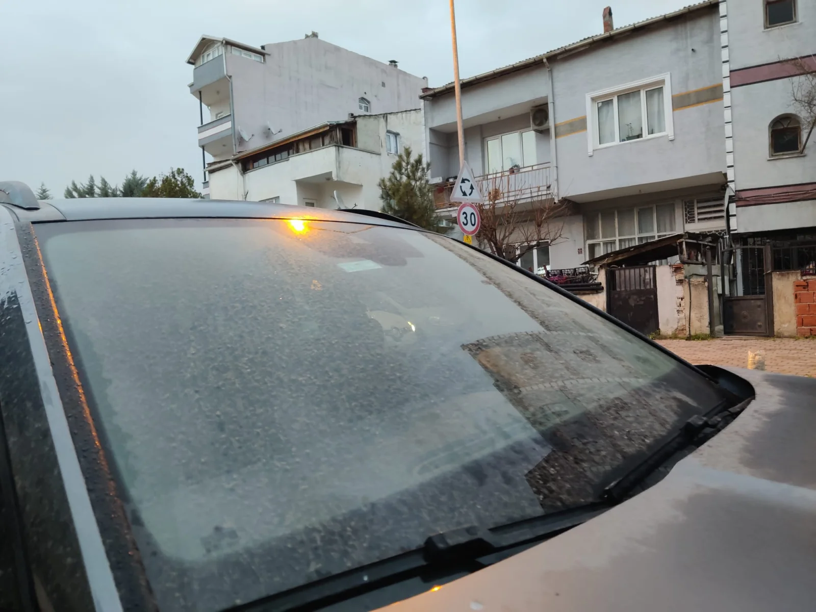 İnegöl'de sabah araçlarının başına geçen sürücüler şaşkınlıklarını gizleyemedi