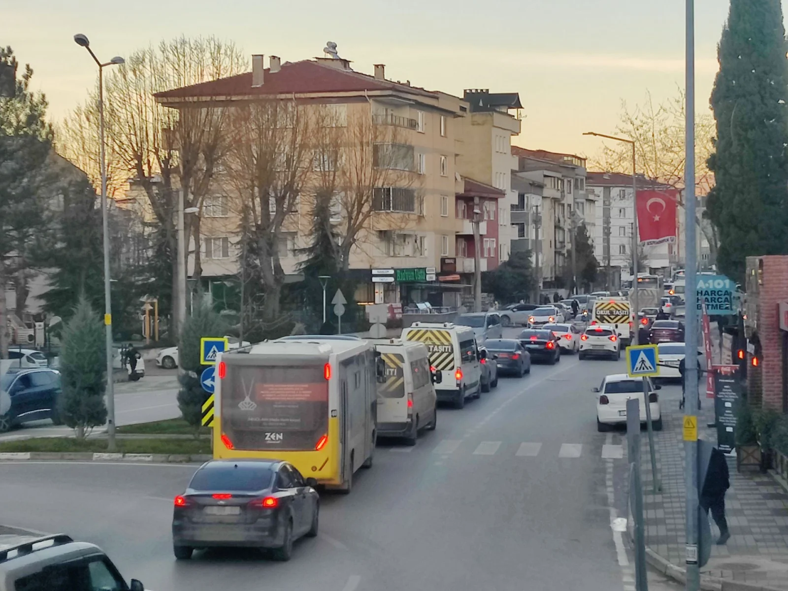 İnegöl İftar Saatinde Araç Kuyrukları Oluştu