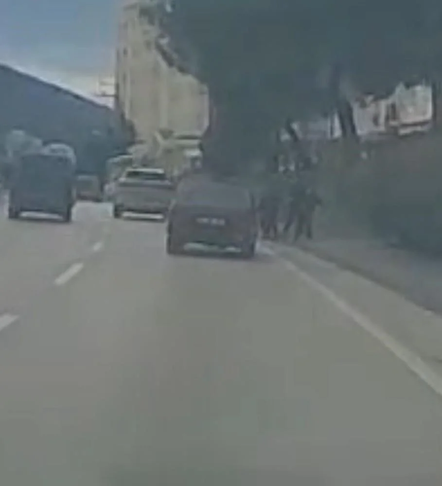 Kaldırımda dehşet anları! Aracını çocukların üzerine sürdü