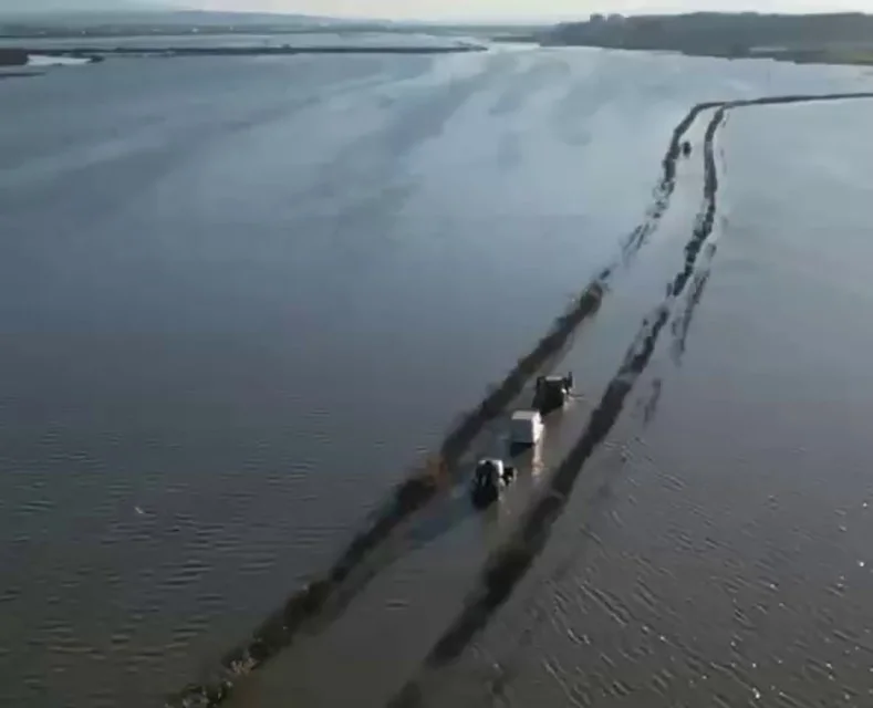 Binlerce dönümlük arazide dere taştı! Araçta mahsur kaldılar