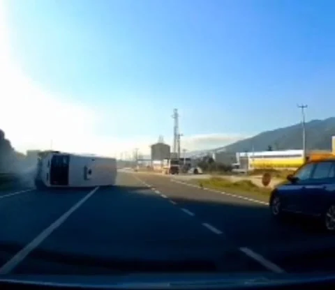 Araç kamerasına yansıyan dehşet! Minibüs karşı şeride geçti