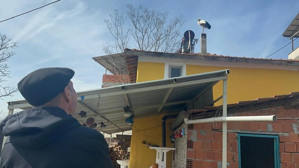 Önce eşi geldi, Adem Amca Yaren'i bekliyor