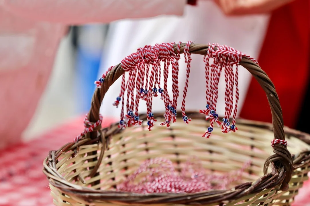 Baba Marta ve Marteniçka: Bulgaristan’ın Bahar Geleneği