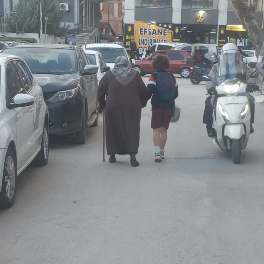 İnegöl’de Alperen Kaldırım’dan iftarda örnek davranış