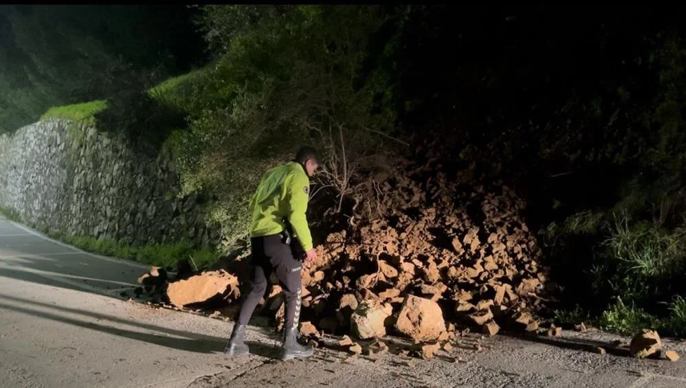 Sürücü toprak kaymasından son anda kurtuldu!