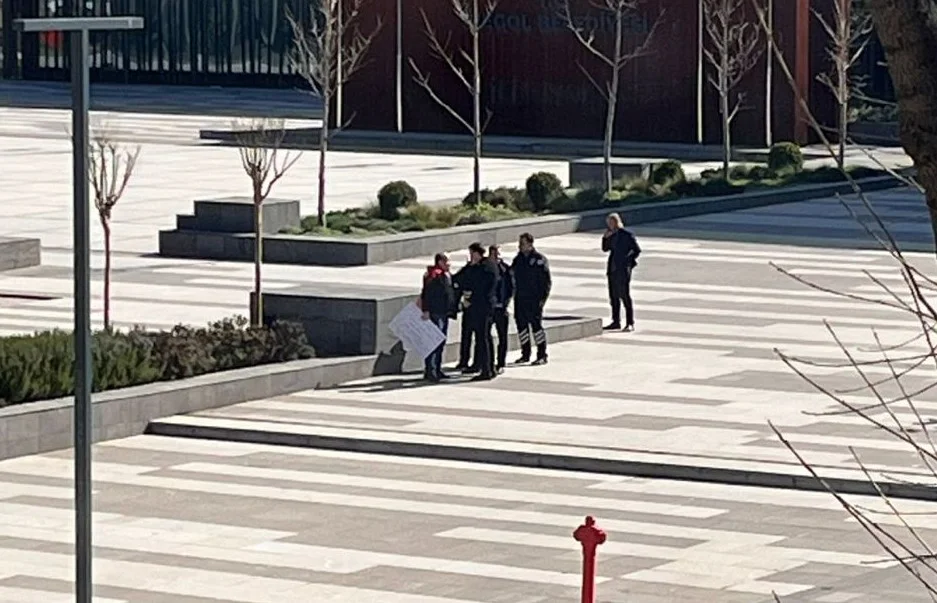 Kardeşinin yerinin yıkılması için eylem yaptı