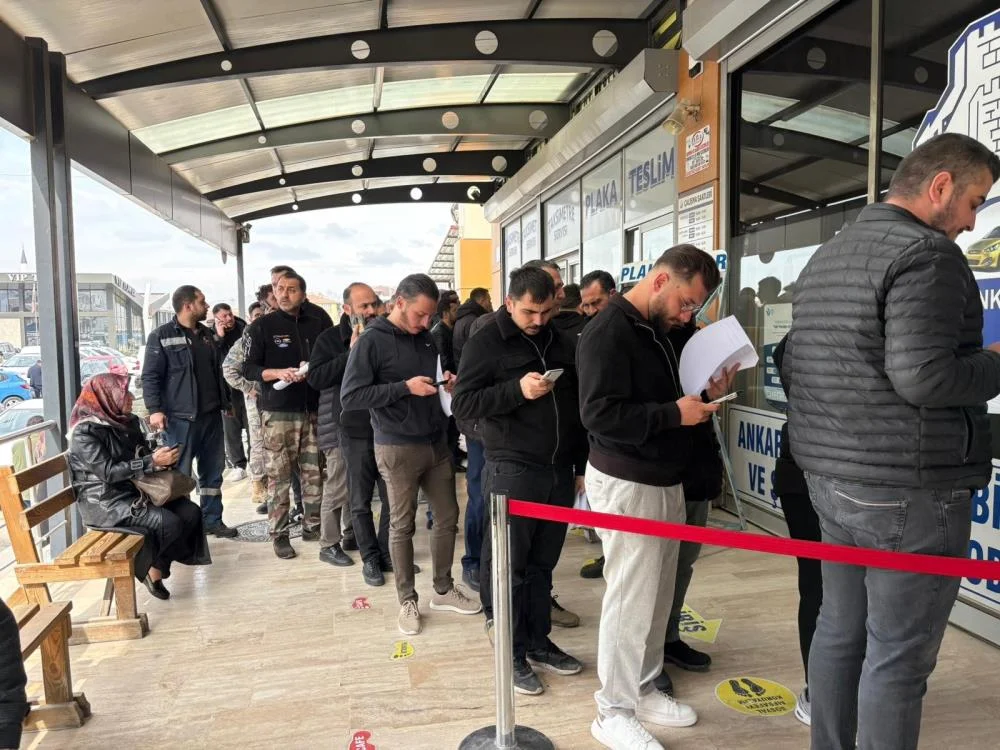 140 bin TL’lik plaka kuyruğu! Sürücüler atölyelere akın etti