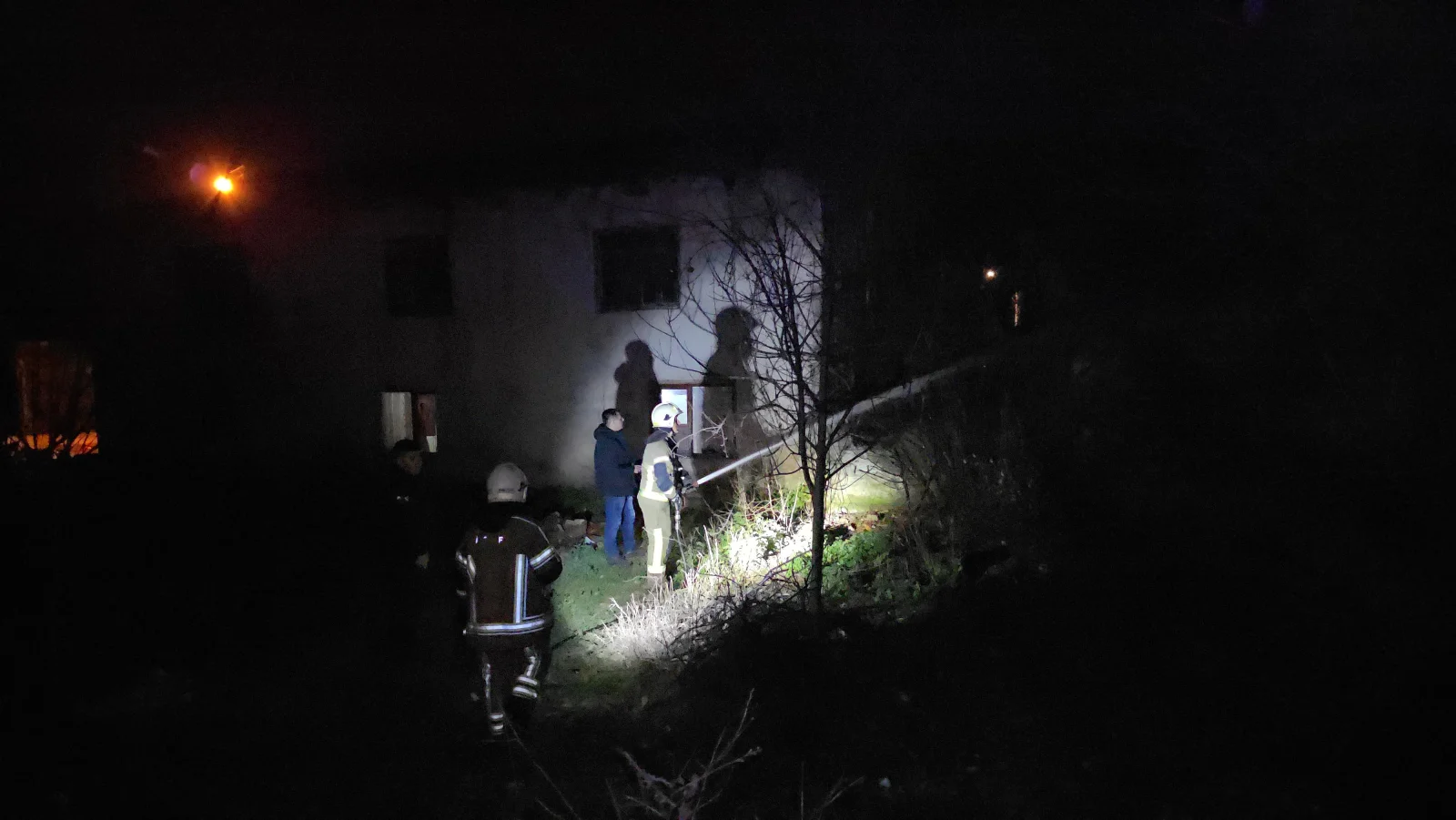 Kurşunlu Mahallesi’nde evin çatısında yangın paniğe neden oldu