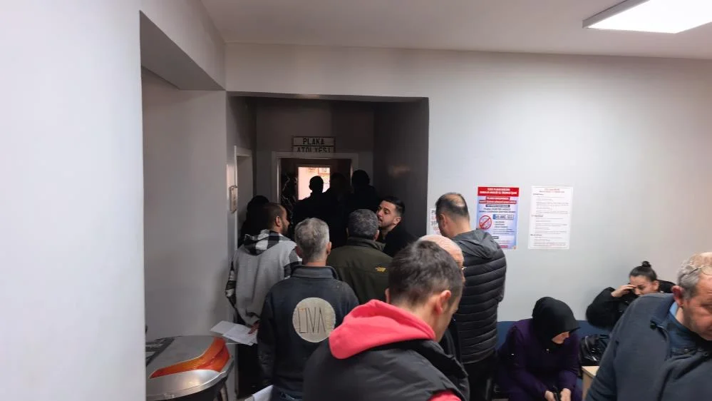 İnegöl'de oluşan bu kuyruk binlerce lira ceza yememek için