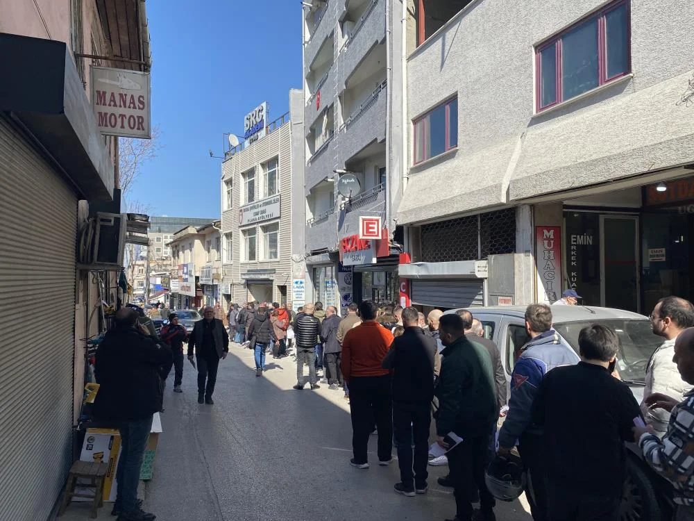 Plaka kuyruğu bitmiyor! Saatlerce sıra beklediler