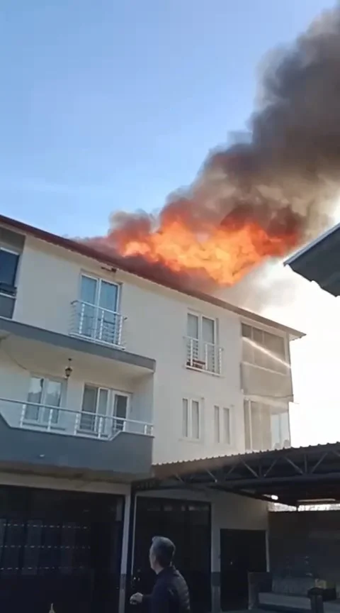 Alevler çatıyı sardı! Büyük hasar meydana geldi