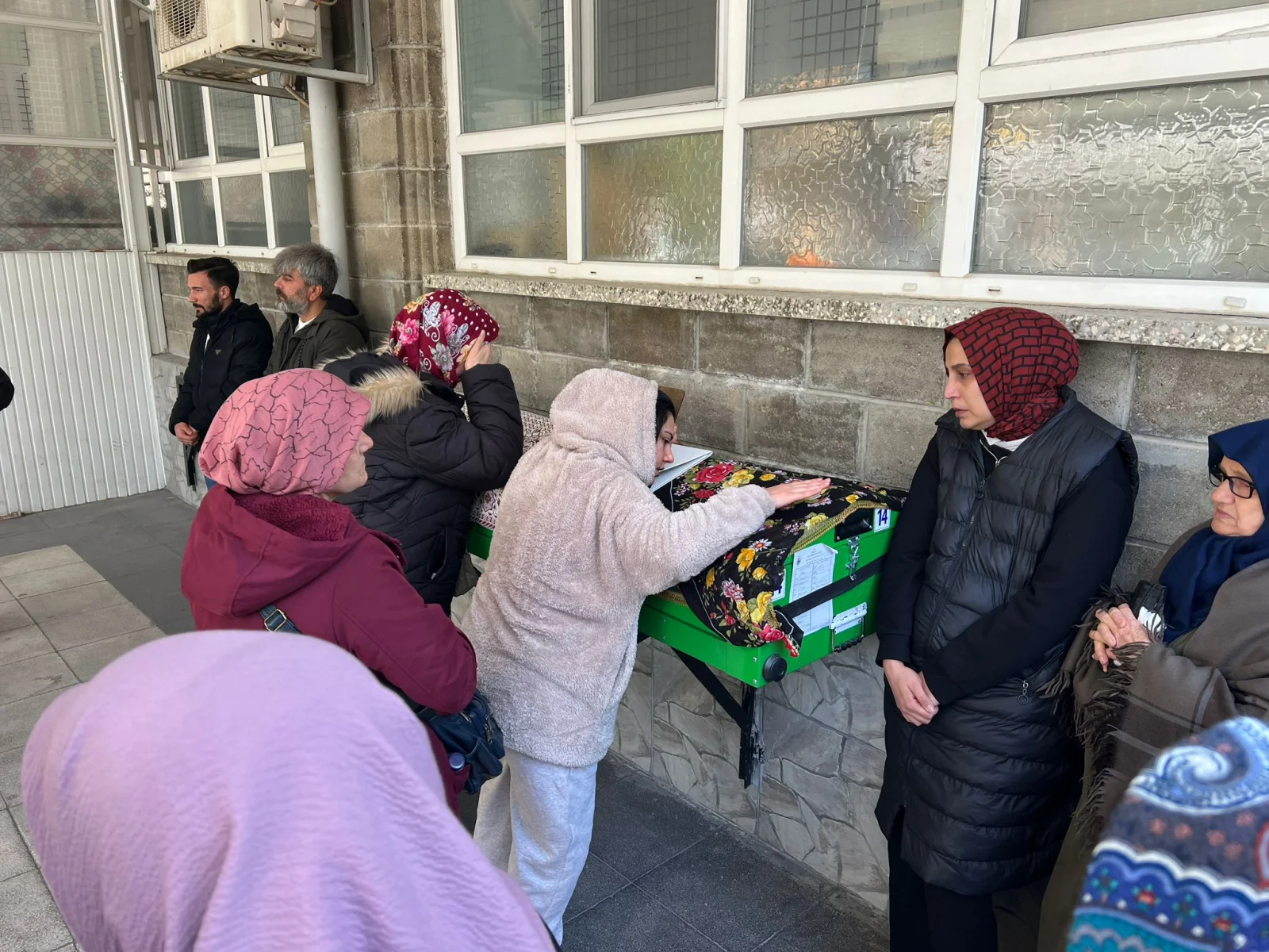 Bir annenin en zor anı, tabutun başından bir an olsun ayrılmadı