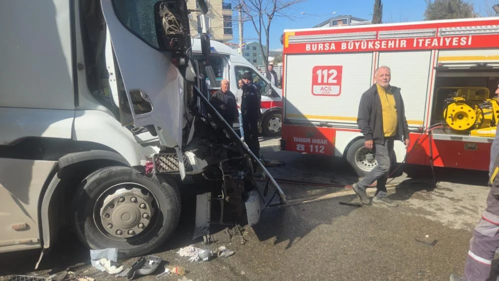 Zincirleme kazada trafik tek şeride düştü: Yaralılar var!