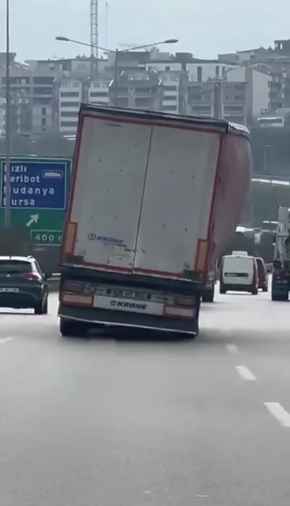 Trafikte korku dolu anlar!