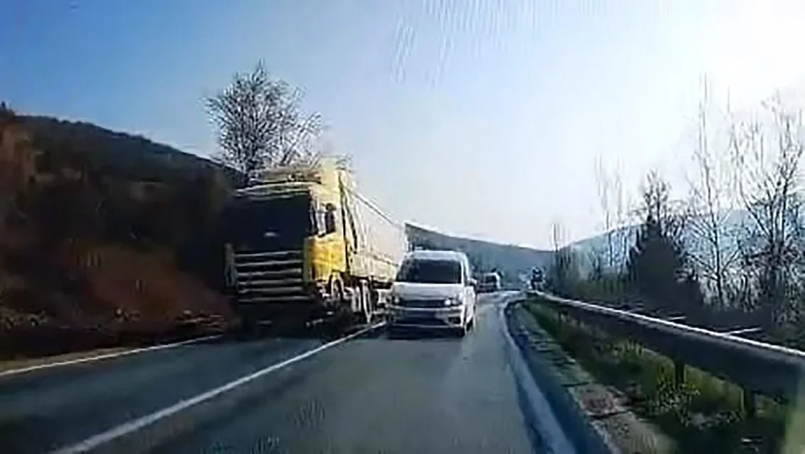 İnegöl-Yenişehir yolunda hatalı sollama kameraya yansıdı