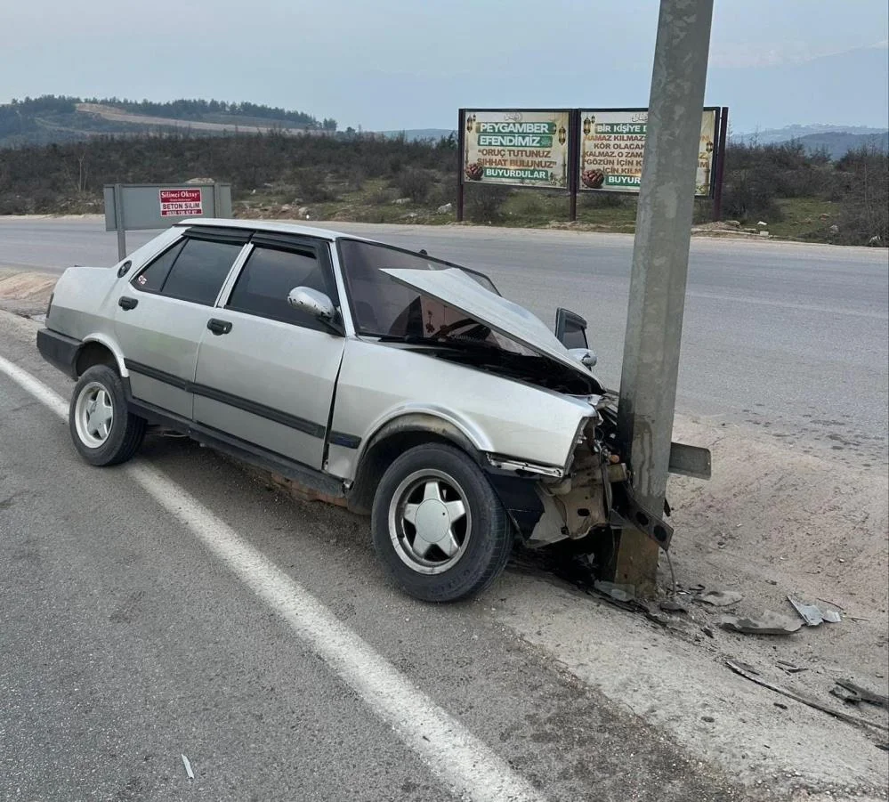 İnegöl'de feci kaza! Ok gibi direğe saplandı